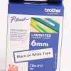 TZE-211 INKTLINT ZWART OP WIT 6MM/ 8M VOOR BROTHER